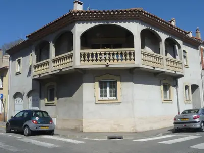 a building with a balcony on the side of it at Havre de Paix Centre ville Narbonne, T3 confortable, près de l'ARENA et du GRAND BUFFET in Narbonne