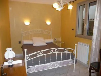 a bedroom with a white bed in a room at Havre de Paix Centre ville Narbonne, T3 confortable, près de l'ARENA et du GRAND BUFFET in Narbonne