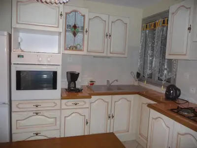a kitchen with white cabinets and a sink at Havre de Paix Centre ville Narbonne, T3 confortable, près de l'ARENA et du GRAND BUFFET in Narbonne