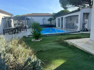 a backyard with a swimming pool and a house at Nid douillet in Villemoustaussou