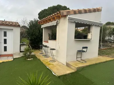 a house with stools in the front yard at Nid douillet in Villemoustaussou