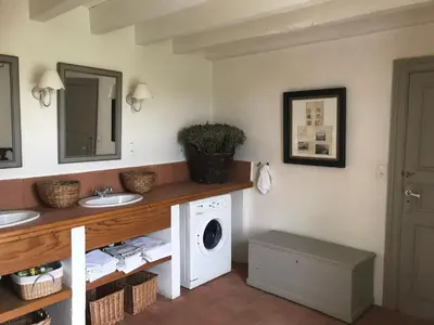 a bathroom with two sinks and a washing machine at Maison vigneronne in Montlaur