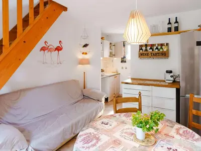 a living room with a couch and a table at Pavillon 3 pièces avec Terrasse à Gruissan - 4 Couchages, Animaux Admis, Parking Privé - FR-1-409-31 in Gruissan