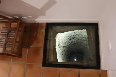 a tunnel in the floor of a bathroom at Gîte tout Confort au Coeur du Village Verniolle in Verniolle