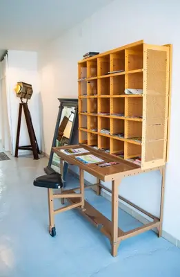 a desk with a book shelf and a table at Gîte Chez Les Brocs in Canet d'Aude