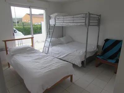 two bunk beds in a room with a window at Maison Minervois in Agel