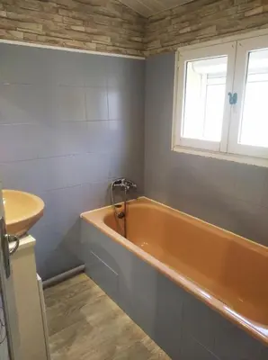 a bathroom with a tub and a sink at Charmante chambre d'hôte in Sigean