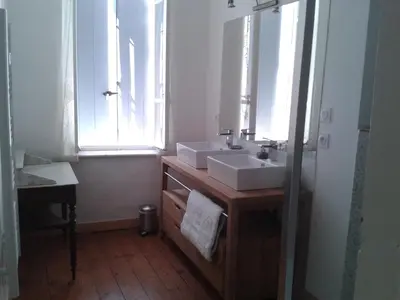 a bathroom with two sinks and a mirror at Chez Clémentine in Montolieu