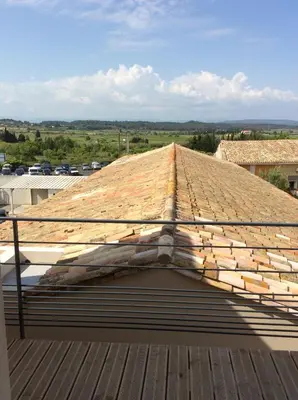 a roof being installed on a house at villa du chai studio pyrénées in Lézignan-Corbières