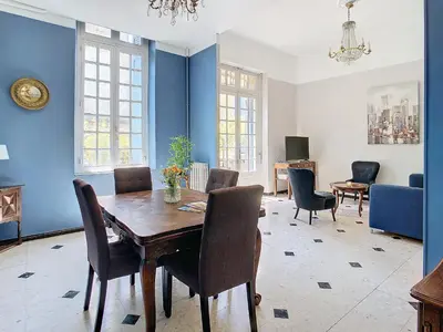 a dining room with blue walls and a table and chairs at Apartment La Terasse in Carcassonne