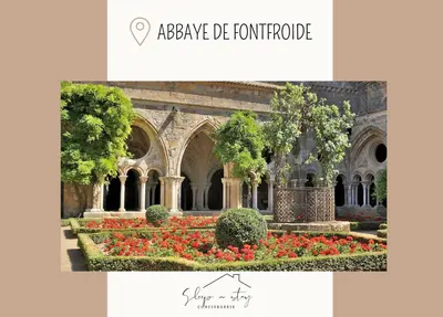 a picture of a garden with flowers in front of a building at Apartment Carcasses in Carcassonne