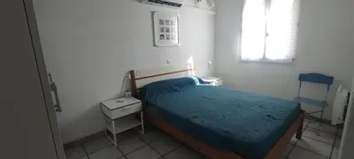 a small bedroom with a bed and a window at Gites Vert à la mer climatisation dans toutes les pièces in Port-la-Nouvelle