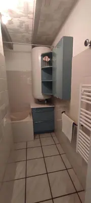 a bathroom with a sink and a toilet and a shower at Gites Vert à la mer climatisation dans toutes les pièces in Port-la-Nouvelle