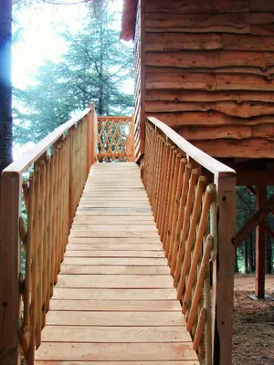 a wooden bridge leading up to a cabin at Cabane Écureuil & Cabane Chevreuil in Fournes-Cabardès
