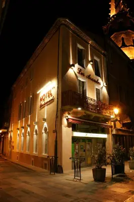 a building with a sign that reads at Hôtel Restaurant Les Arcades in Limoux