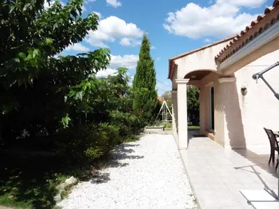 a walkway leading to a house with a garden at Escapade Audoise in Sallèles-dʼAude
