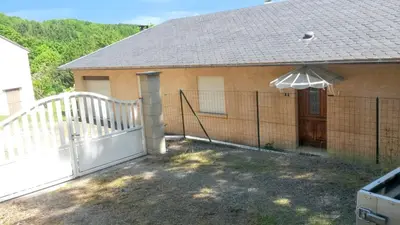 a house with a white fence and a porch at Maison chaleureuse à Nages avec vue sur lac et montagne in Nages