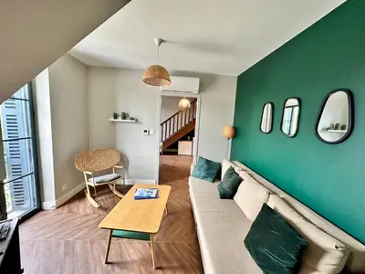 a mirror reflection of a dining room with a table and chairs at le bristol appartement Canal & Chénier CanalduMidi in Carcassonne