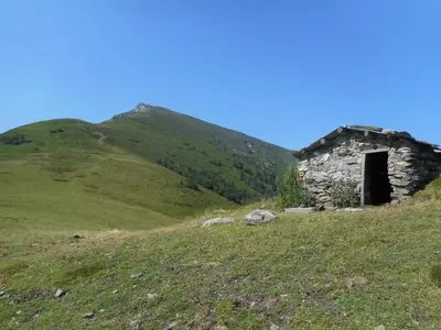 an old stone building on a grassy hill at Toupinat in Montferrier