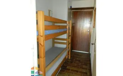 a room with two bunk beds and a door at EN BORD DE MER in Gruissan