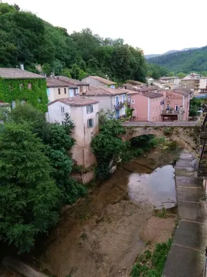 a bridge over a river in a town at Studio confortable, Rennes les bains, 17 m² + Balcon in Rennes-les-Bains