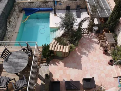 an overhead view of a swimming pool with patio furniture at L'Ours des Corbières - Chambres d'hôtes in Serviès-en-Val
