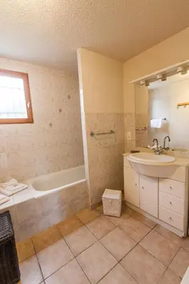 a bathroom with a sink and a bath tub at FranceComfort - L'Espinet in Quillan