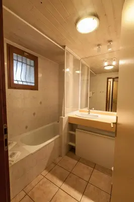 a bathroom with a tub and a sink and a mirror at FranceComfort - L'Espinet in Quillan
