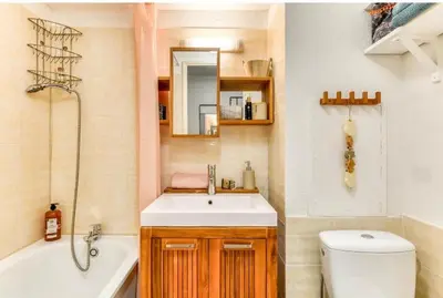 a bathroom with a sink and a tub and a toilet at Studio Les Régates avec loggia et parking gratuit Plage du Grazel Gruissan in Gruissan
