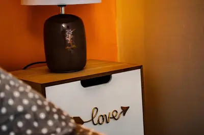 a black vase sitting on top of a wooden table at Chambre d'hôtes Lempery in Puéchoursi