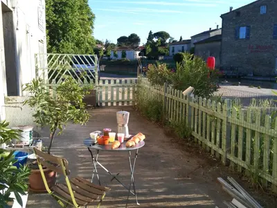 a table with fruit on it in a yard at La maison de l'écluse in Trèbes