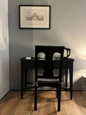 a black chair sitting in front of a desk at Les Chambres des Barques in Narbonne