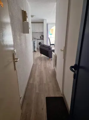 a hallway leading to a living room and a kitchen at logis 149 in Gruissan