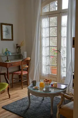 a living room with a table with oranges on it at Maison Rives - Village du Livre de Montolieu in Montolieu