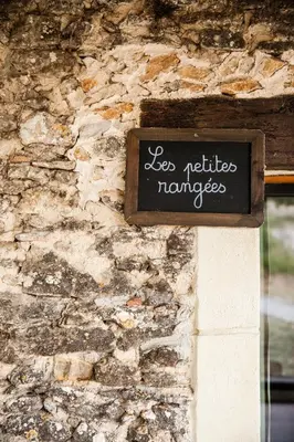 a sign on the side of a stone wall at Domaine de Cazaban in Villegailhenc