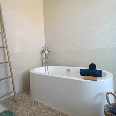 a white bath tub in a bathroom with a ladder at Entre Bastide et Cité et son rooftop in Carcassonne