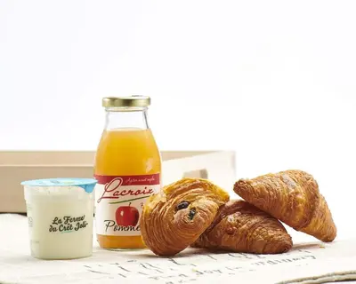 a bottle of bread and a bottle of orange juice at Maison Borrel in Carcassonne