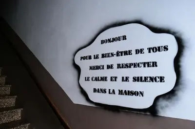 a sign on the side of a wall withwords at Gîte proche du canal du midi et Narbonne 2 chambres in Mirepeisset