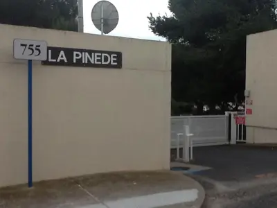 a street sign that says la puede on a building at La Pergola de la Plage in Gruissan
