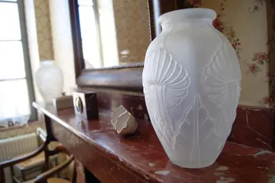 a white vase sitting on top of a table at Logis Hotel - Restaurant La Marbrerie in Caunes-Minervois