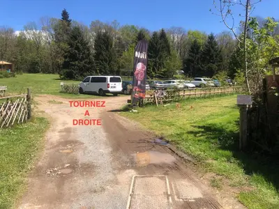 a dirt road with a sign that says torture a divorce at Studio duplex 1 Lac des Montagnès in Mazamet