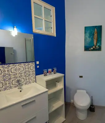a bathroom with a white sink and a toilet at Chambre indépendante à Carcassonne in Carcassonne