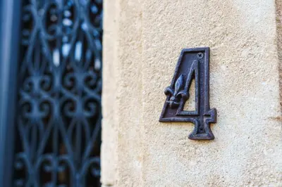 a plaque on the side of a building with a number four at Logement Onze Chambres & Gîtes in Raissac-dʼAude