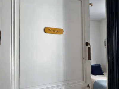 a door with a sign that says no mercy at Chambres d'Hôtes et Gîtes- L'Abri sous Roche in Tautavel
