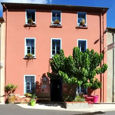 Chambres d'Hôtes et Gîtes- L'Abri sous Roche
