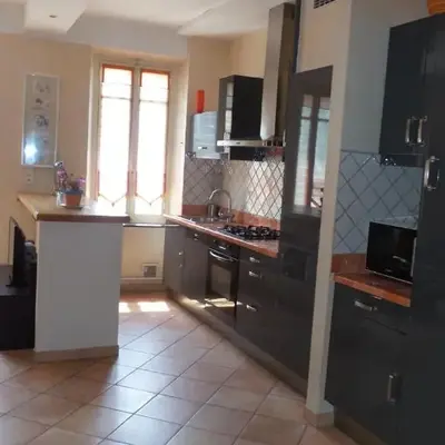 spacieux logement face à la Cité Médievale