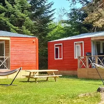 Chalet et mobil homes dans la montagne au Camping les Sapins