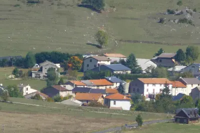 a view of a snow covered village with mountains at la Chaumine aux étoiles in Camurac