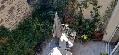 an overhead view of a table with an umbrella and potted plants at ETAPE DE ST COUAT in Saint-Couat-dʼAude