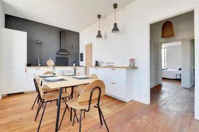 a kitchen and dining room with a table and chairs at TRIBUS-GITES URBAINS CARCASSONNE in Carcassonne